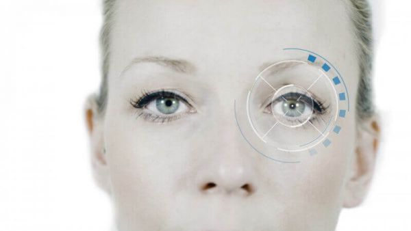 Frau mit Eye-Tracking-Grafik über dem Auge